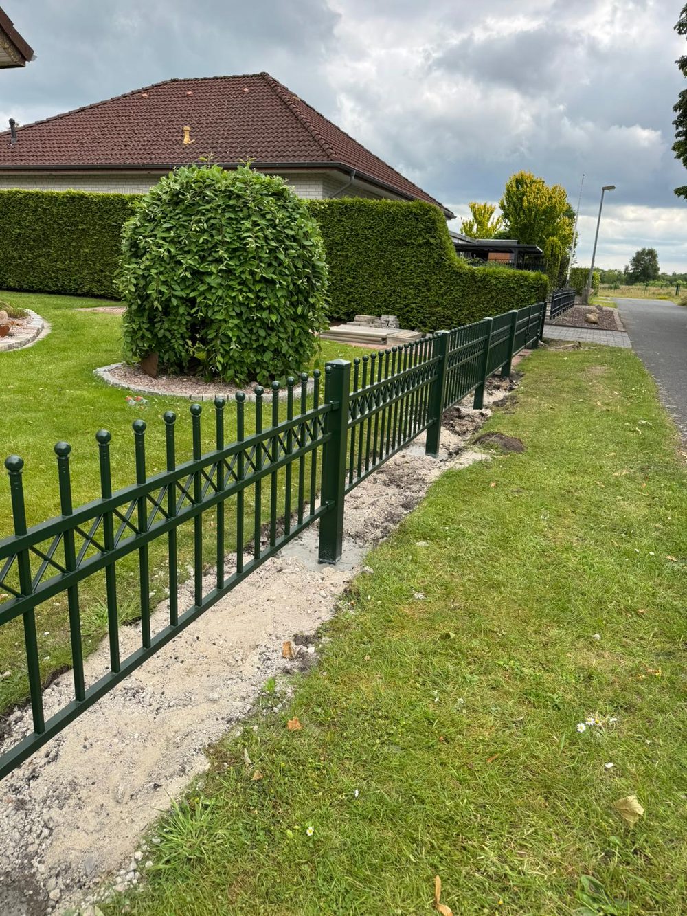 Maßgefertigter Design- und Frontzaun Modell Jantar in Klostermoor &ndash; Zaunonkel GmbH