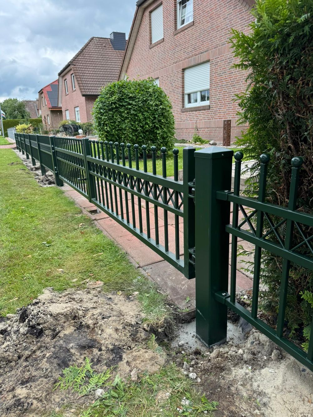 Maßgefertigter Design- und Frontzaun Modell Jantar in Klostermoor &ndash; Zaunonkel GmbH