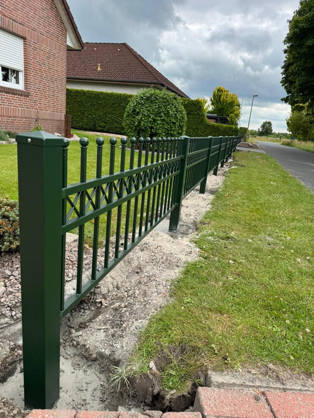 Maßgefertigter Design- und Frontzaun Modell Jantar in Klostermoor &ndash; Zaunonkel GmbH