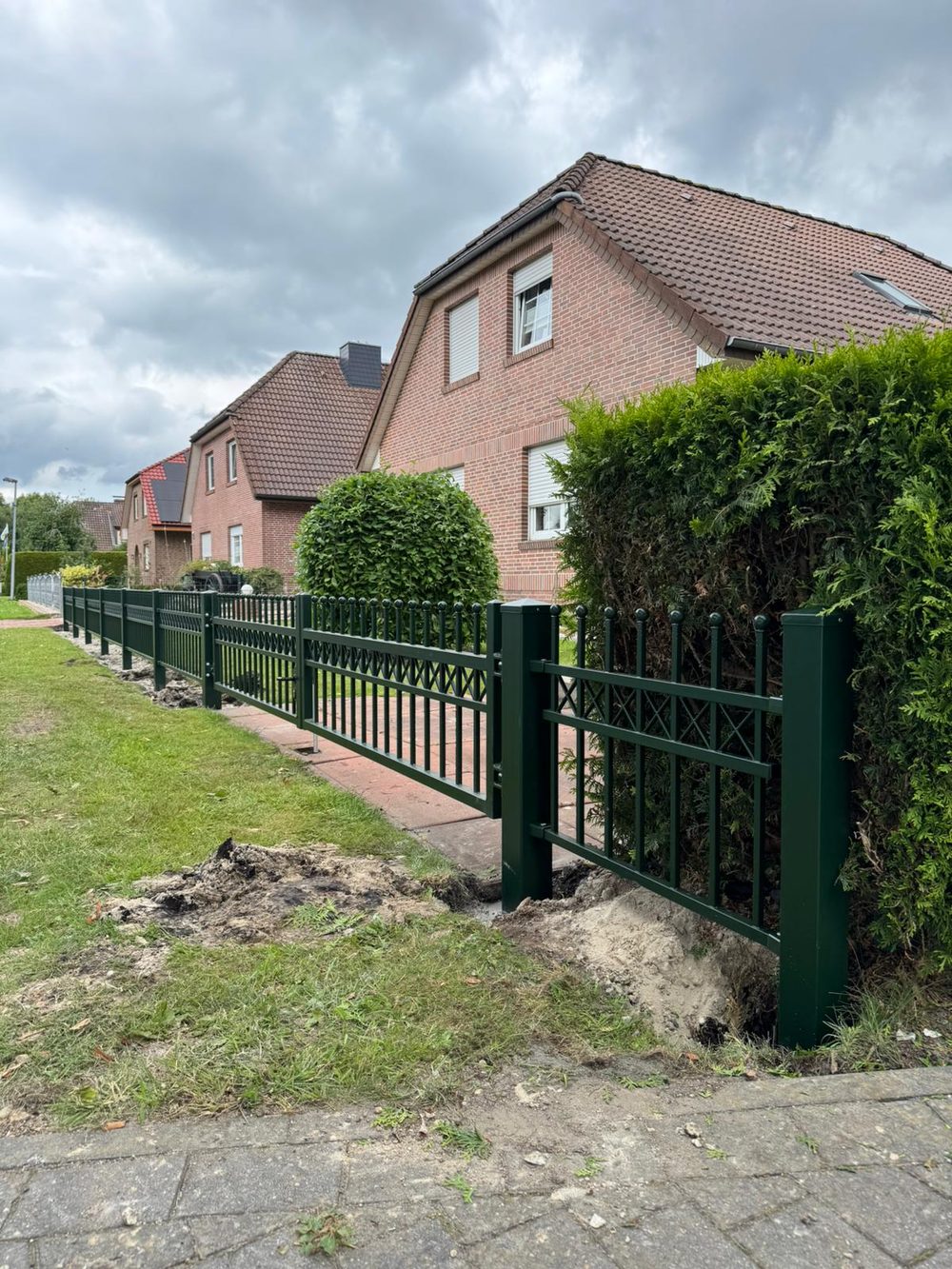 Maßgefertigter Design- und Frontzaun Modell Jantar in Klostermoor &ndash; Zaunonkel GmbH