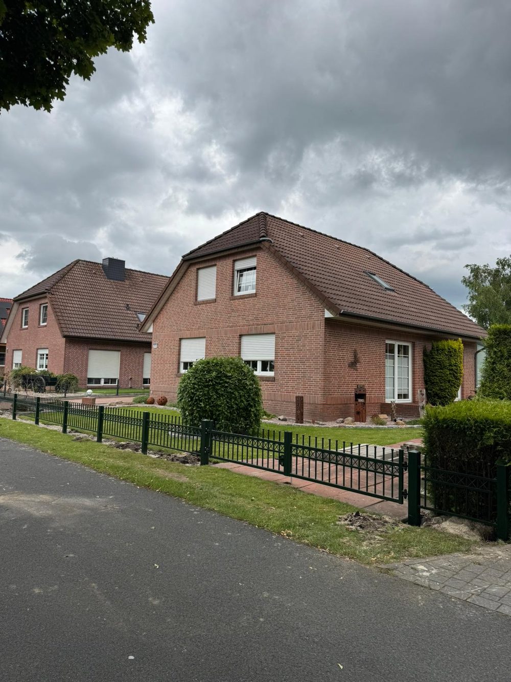 Maßgefertigter Design- und Frontzaun Modell Jantar in Klostermoor &ndash; Zaunonkel GmbH