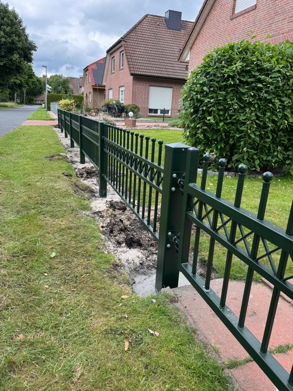 Maßgefertigter Design- und Frontzaun Modell Jantar in Klostermoor &ndash; Zaunonkel GmbH