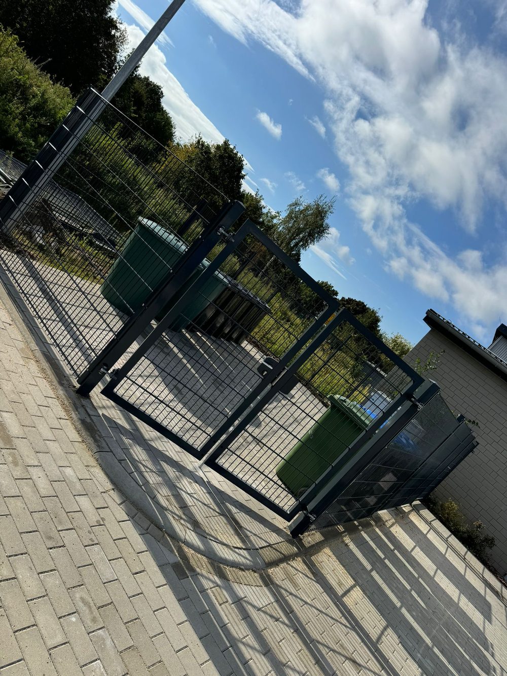 Doppelstabmattenzaun 8/6/8 in Müllumhausung &ndash; Zaunonkel GmbH