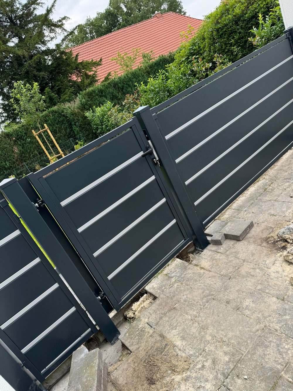 Maßgefertigter Design- und Frontzaun Modell Trawertyn in Oldenburg &ndash; Zaunonkel GmbH