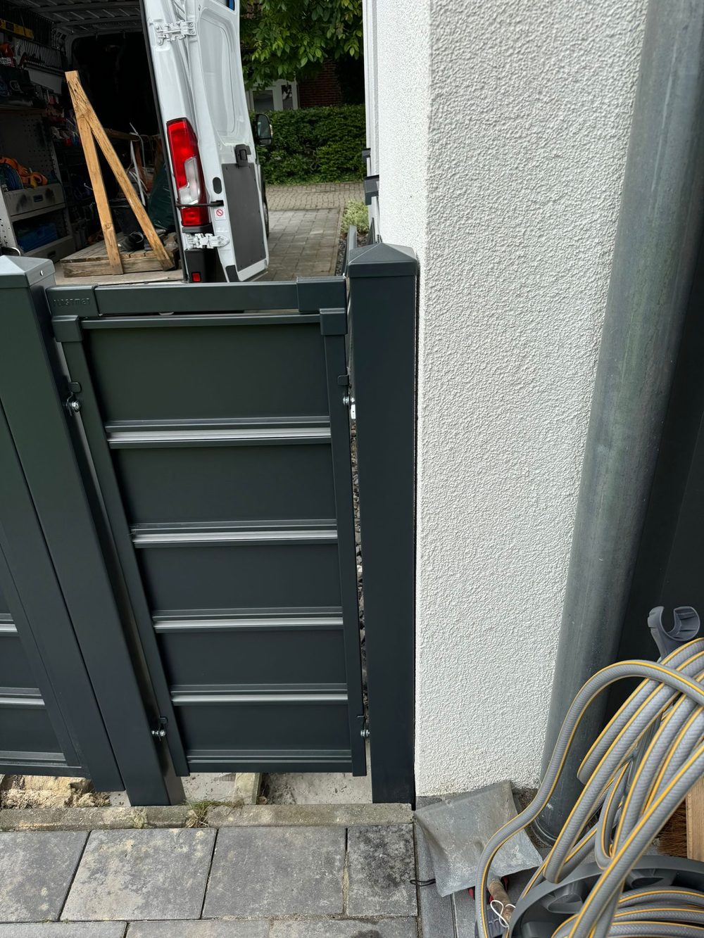 Maßgefertigter Design- und Frontzaun Modell Trawertyn in Oldenburg &ndash; Zaunonkel GmbH