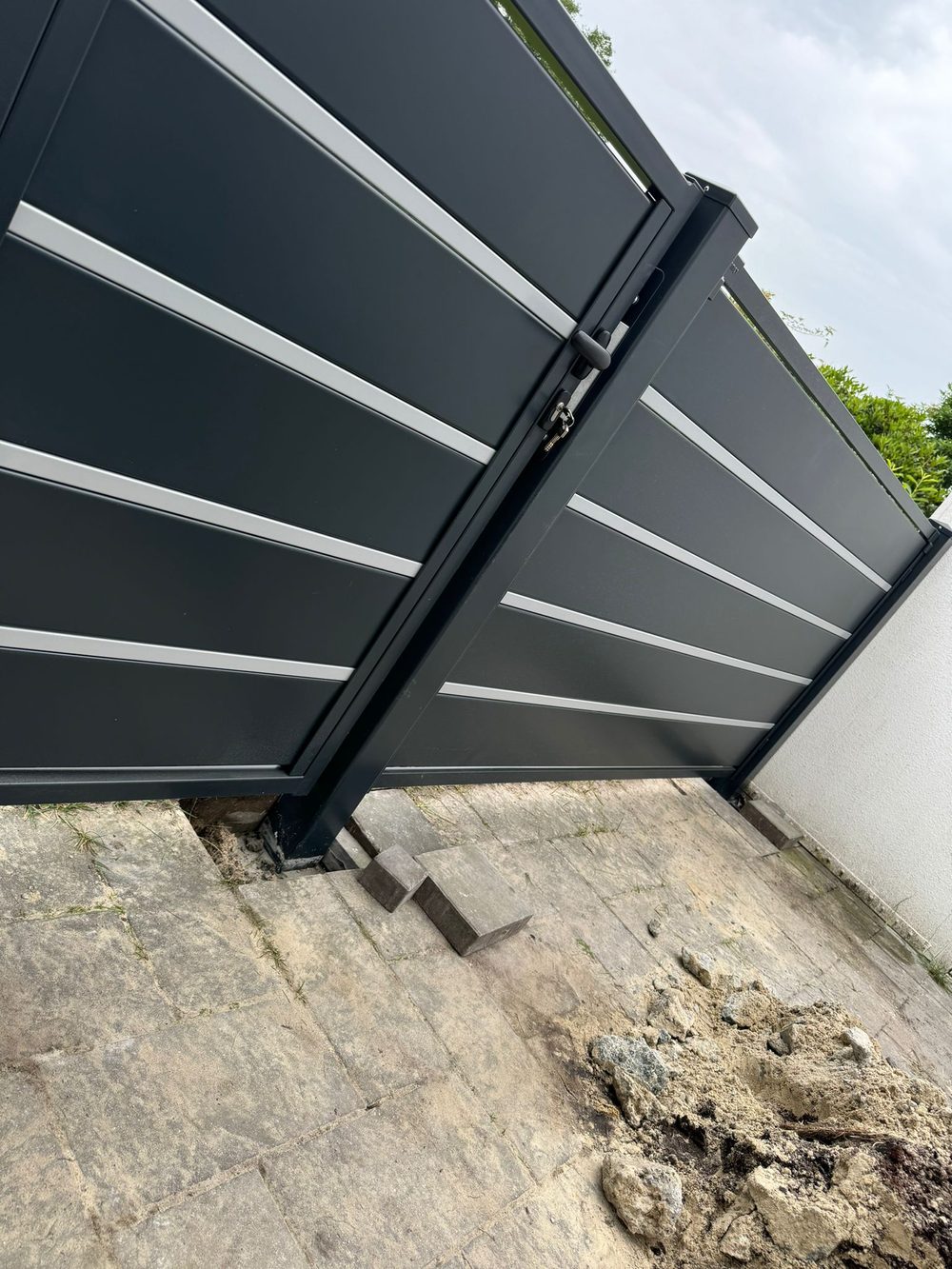 Maßgefertigter Design- und Frontzaun Modell Trawertyn in Oldenburg &ndash; Zaunonkel GmbH