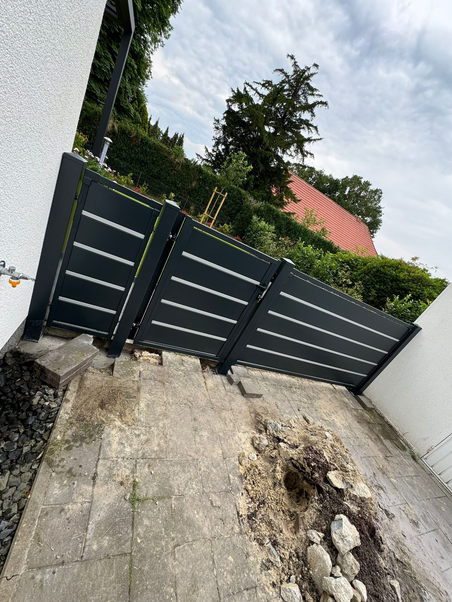 Maßgefertigter Design- und Frontzaun Modell Trawertyn in Oldenburg &ndash; Zaunonkel GmbH