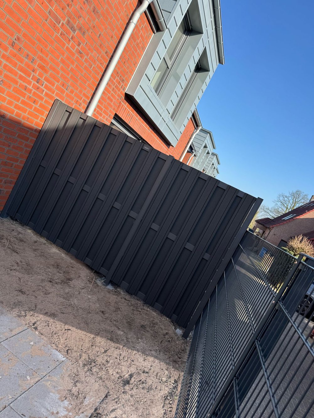 Doppelstabmattenzaun + WPC-Sichtschutzzaun in Oldenburg &ndash; Zaunonkel GmbH