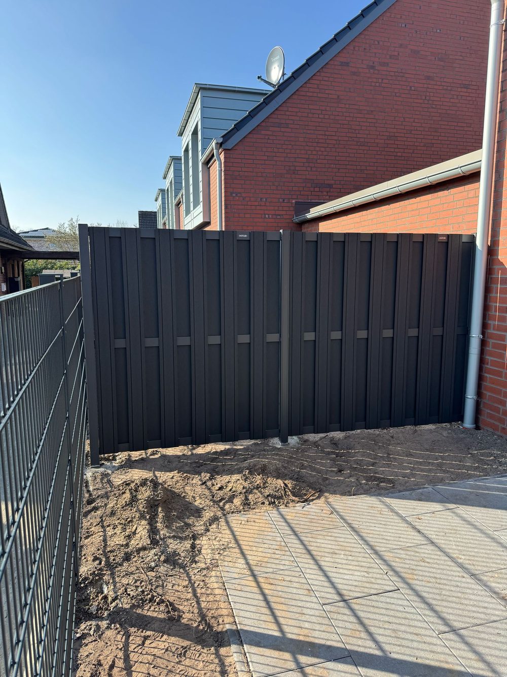 Doppelstabmattenzaun + WPC-Sichtschutzzaun in Oldenburg &ndash; Zaunonkel GmbH