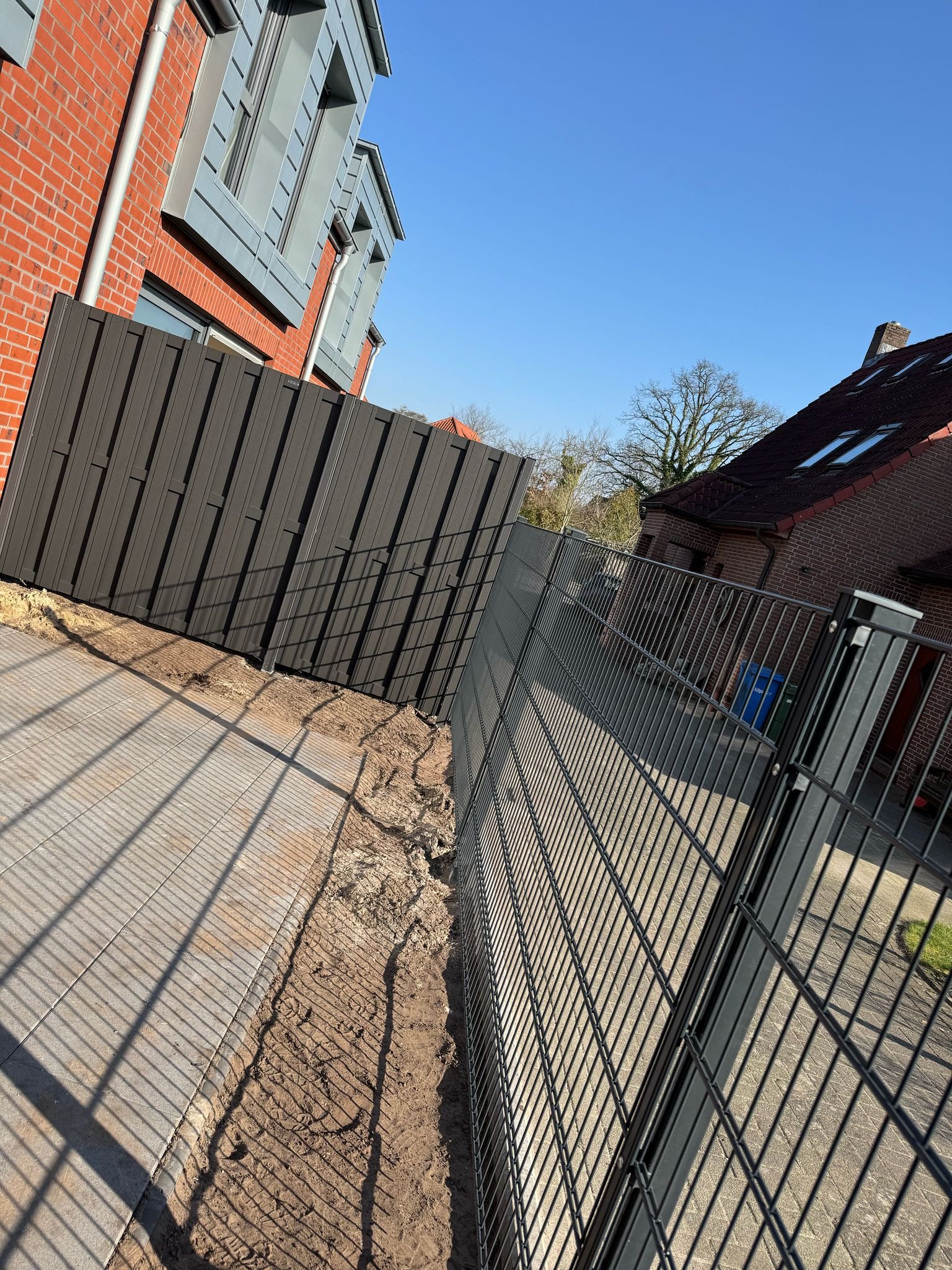 Doppelstabmattenzaun + WPC-Sichtschutzzaun in Oldenburg &ndash; Zaunonkel GmbH