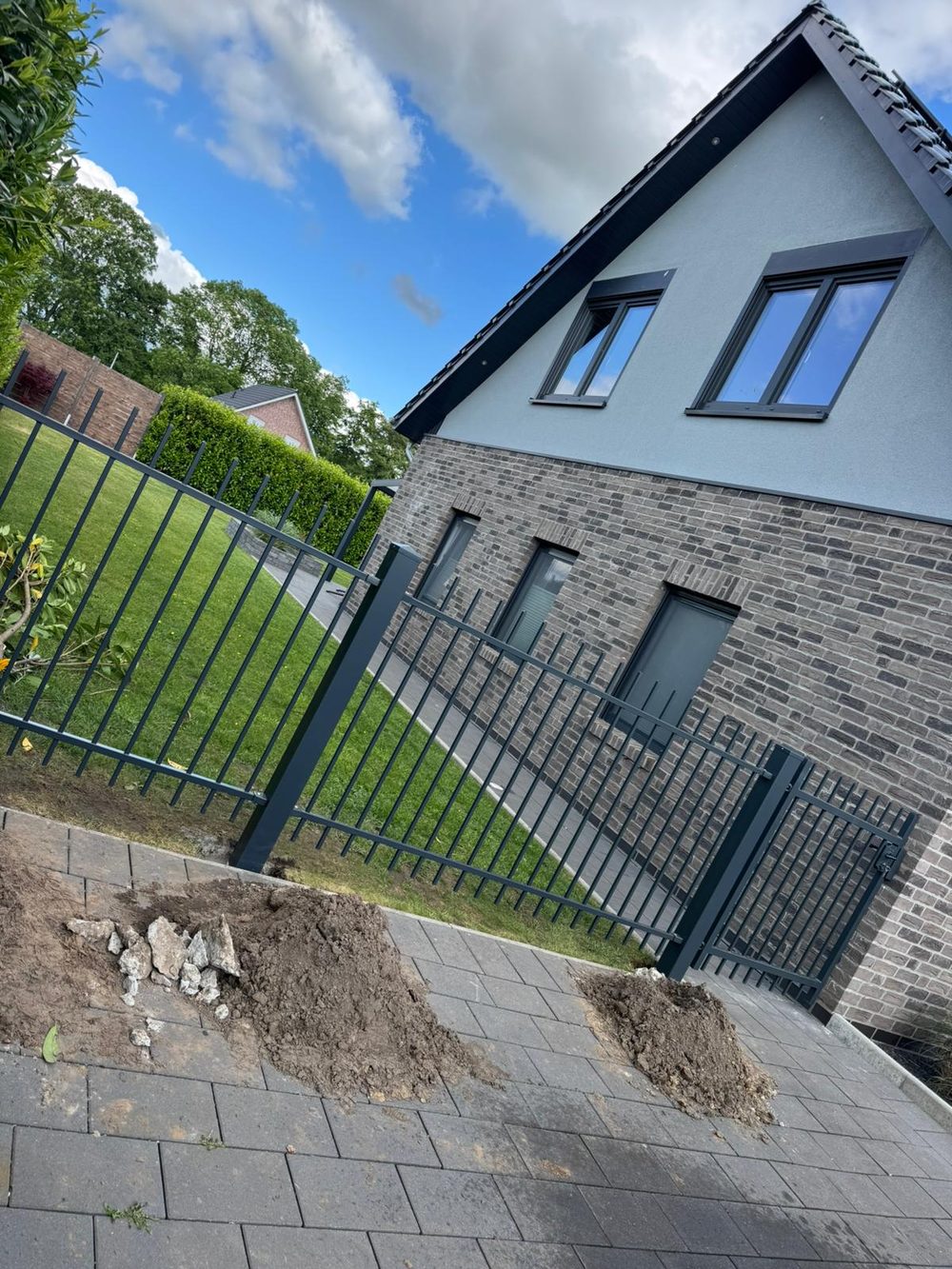 Maßgefertigter Design- und Frontzaun Modell Agat in Ostrhauderfehn &ndash; Zaunonkel GmbH
