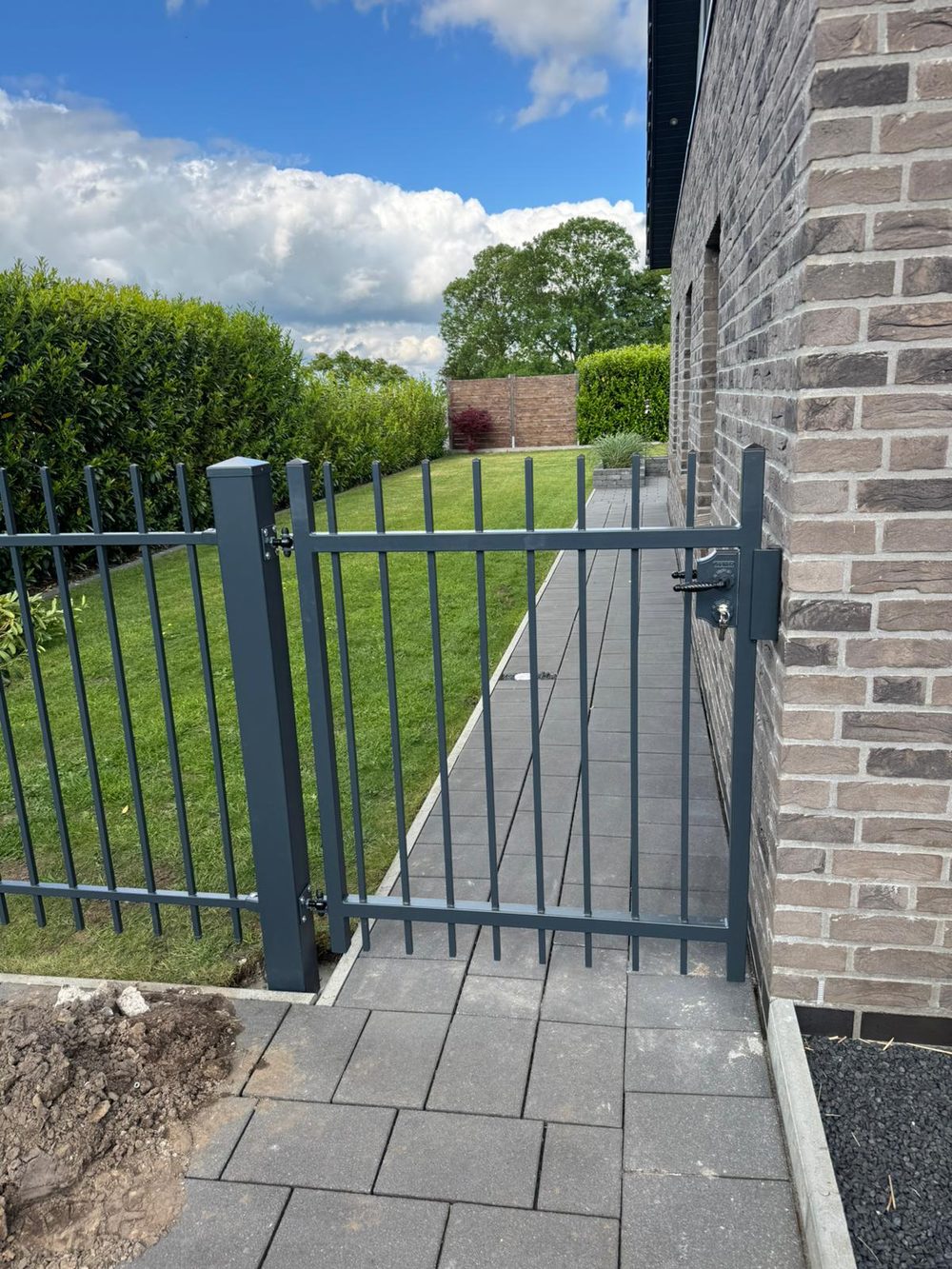 Maßgefertigter Design- und Frontzaun Modell Agat in Ostrhauderfehn &ndash; Zaunonkel GmbH