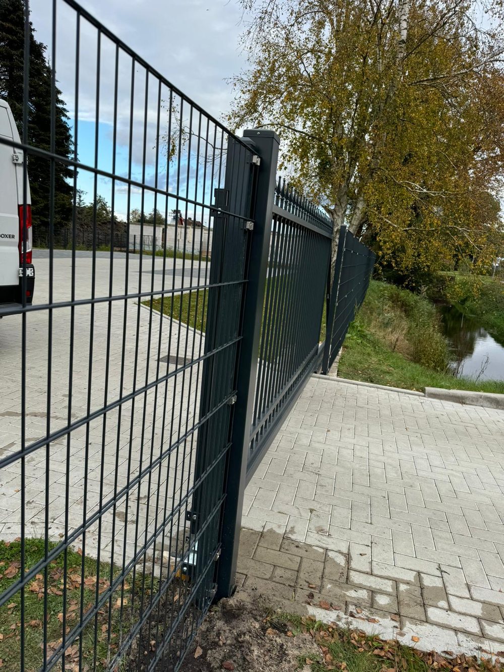 Maßgefertigter Design- und Frontzaun Modell Agat in Ostrhauderfehn &ndash; Zaunonkel GmbH