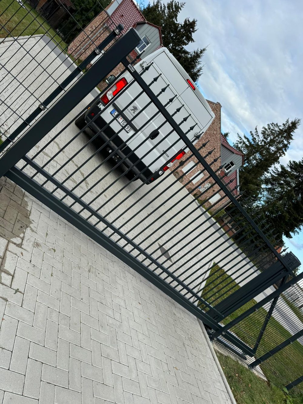Maßgefertigter Design- und Frontzaun Modell Agat in Ostrhauderfehn &ndash; Zaunonkel GmbH