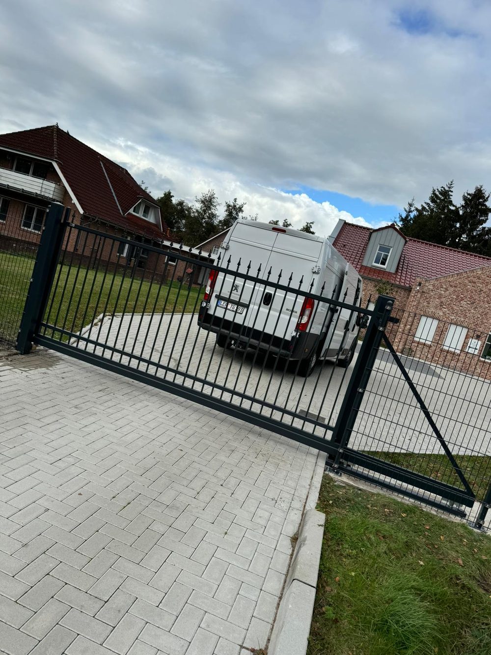 Maßgefertigter Design- und Frontzaun Modell Agat in Ostrhauderfehn &ndash; Zaunonkel GmbH