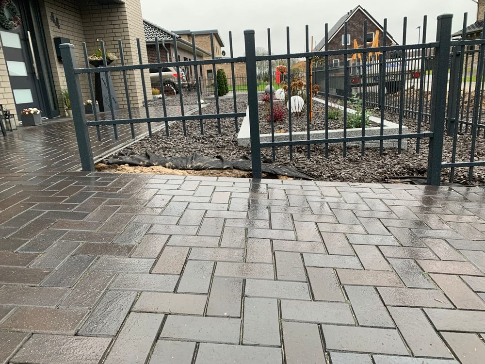 Maßgefertigter Design- und Frontzaun Modell Agat in Ramsloh &ndash; Zaunonkel GmbH