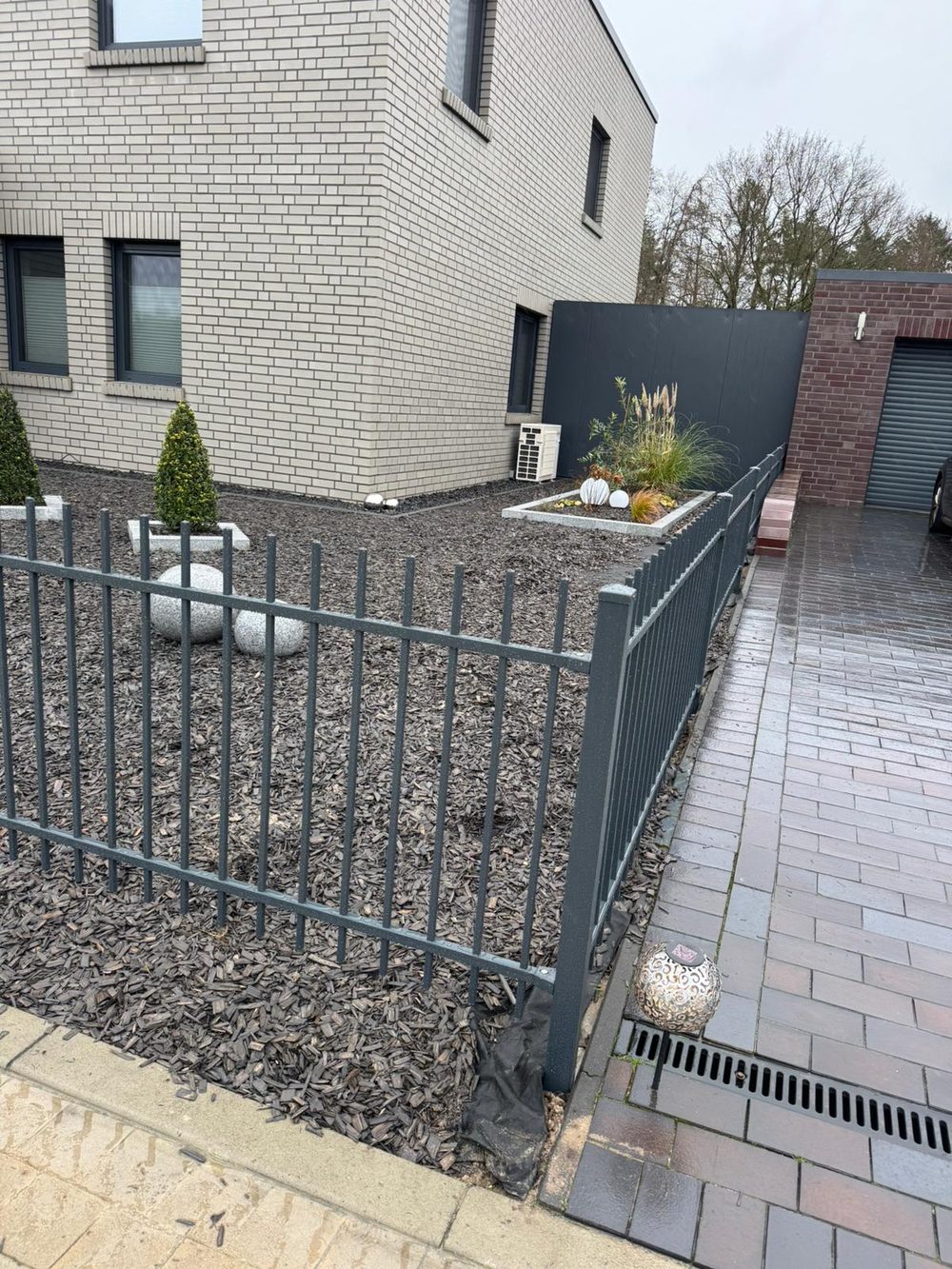 Maßgefertigter Design- und Frontzaun Modell Agat in Ramsloh &ndash; Zaunonkel GmbH