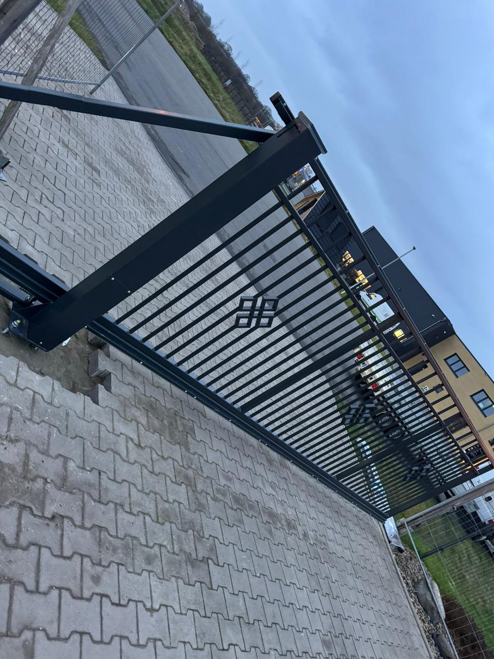Maßgefertigter Design- und Frontzaun Modell Jaspis in Westerstede &ndash; Zaunonkel GmbH