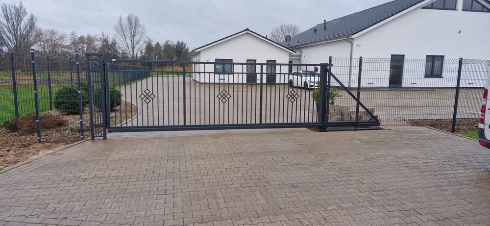 Maßgefertigter Design- und Frontzaun Modell Jaspis in Westerstede &ndash; Zaunonkel GmbH